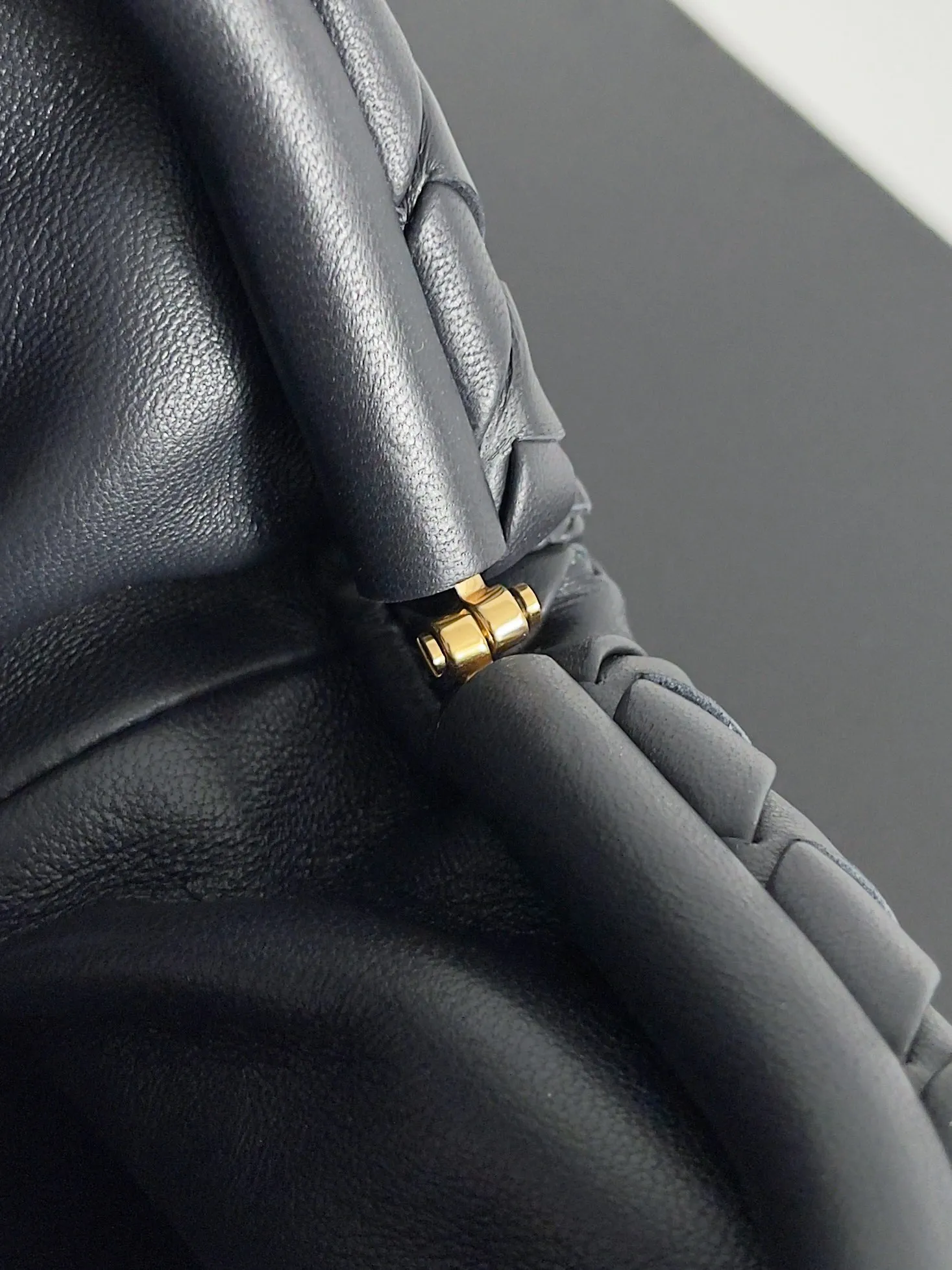 Batch 2260 BOTTEGA VENETA Lady's LAUREN CLUTCH Chain Clutch was inspired by 40 years ago. It is a perfect fusion of classic and modern bags. It is effortless and fashionable for any occasion and at any time. The newly added detachable metal chain allows people to have more ways to carry it. It is grand and elegant. Style No.: 785807 Size: 31.5*16.5*11cm